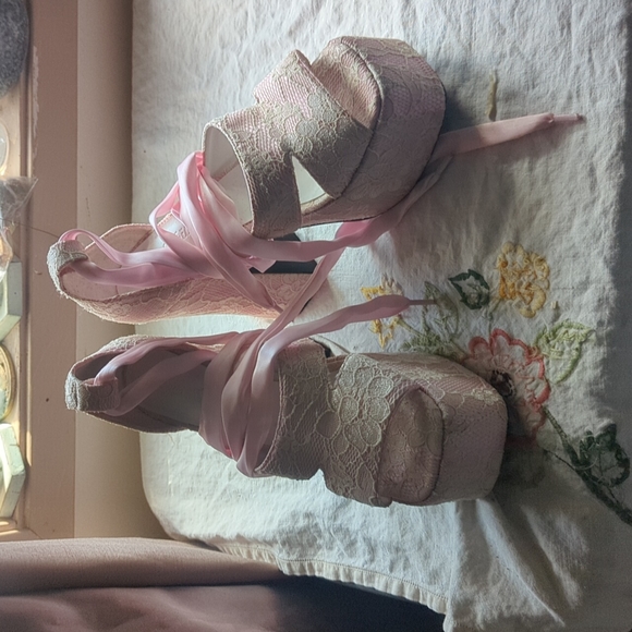 Platform lace up high heels, baby pink with creme lace - Picture 1 of 2